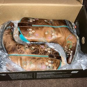 Very good condition only been worn one around the yard but there to small for me